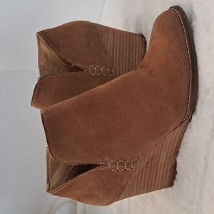 Lucky Brand Yimmie Stacked Wedge Heel Tan Booties SZ 8M EU 38.5